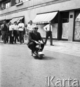 Lipiec 1971,Warszawa, Polska.
 Miniskuter własnej konstrukcji.
 Fot. Jarosław Tarań, zbiory Ośrodka KARTA [71-86]
   
