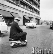 Lipiec 1971,Warszawa, Polska.
 Miniskuter własnej konstrukcji.
 Fot. Jarosław Tarań, zbiory Ośrodka KARTA [71-88]
   
