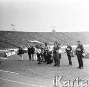 11.10.1971,Warszawa, Polska.
 Mecz Polska - NRF na Stadonie Dziesięciolecia - grupa fotoreporterów.
 Fot. Jarosław Tarań, zbiory Ośrodka KARTA [71-82]
   
