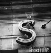 Październik 1971,Warszawa, Polska.
 Gołębie siedzące na literach neonu.
 Fot. Jarosław Tarań, zbiory Ośrodka KARTA [71-76]
   
