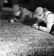 Styczeń 1971, Cieplice, Polska
 Uczennice Szkoły Rzemiosł Artystycznych podczas pracy nad dywanem.
 Fot. Jarosław Tarań, zbiory Ośrodka KARTA [71-84]
   
