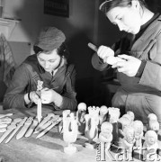 Styczeń 1971, Cieplice, Polska
 Uczennice Szkoły Rzemiosł Artystycznych i ich drewniane wyroby.
 Fot. Jarosław Tarań, zbiory Ośrodka KARTA [71-84]
   
