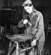 Styczeń 1971, Cieplice, Polska
 Uczennica Szkoły Rzemiosł Artystycznych malująca drewniane krzesło.
 Fot. Jarosław Tarań, zbiory Ośrodka KARTA [71-83]
   
