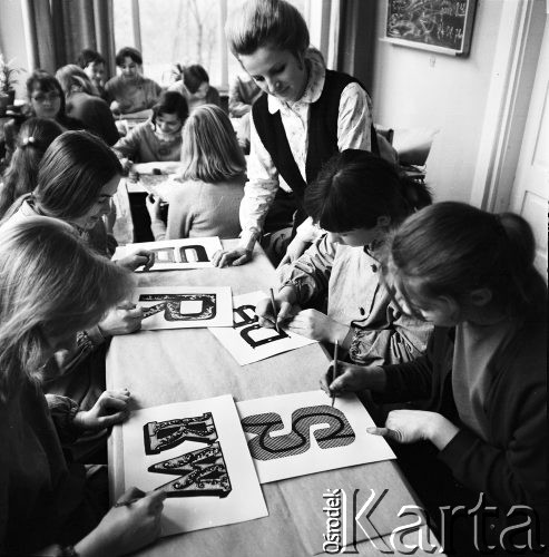 24.01.1971, Świdry Małe, Polska
 Szkoła Plastyczna Przysposobienia Rzemiosł, uczennice podczas zajęć z liternictwa.
 Fot. Jarosław Tarań, zbiory Ośrodka KARTA [71-90]
   
