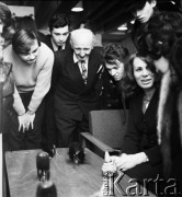 26.12.1971, Warszawa, Polska.
 Wystawa sztuki orientalnej, zwiedzający oglądają pomniejszone ludzkie głowy.
 Fot. Jarosław Tarań, zbiory Ośrodka KARTA [71-116]
   
