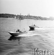 14.08.1971, Warszawa - Praga, Polska.
 Patrol milicji wodnej, w tle widok praskiego brzegu Wisły.
 Fot. Jarosław Tarań, zbiory Ośrodka KARTA [71-117]
   
