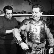 Kwiecień 1971, Warszawa, Polska.
 Pracownia płatnerska wykonująca kopie zbroi polskiego rycerstwa.
 Fot. Jarosław Tarań, zbiory Ośrodka KARTA [71-102]
   
