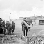09.09.1971, Warszawa - Mokotów, Polska.
 Ćwiczenia samoobrony odbywające się w zajezdni autobusowej przy ul. Woronicza.
 Fot. Jarosław Tarań, zbiory Ośrodka KARTA [71-98]
   
