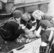 09.09.1971, Warszawa - Mokotów, Polska
 Ćwiczenia samoobrony odbywające się w zajezdni autobusowej przy ul. Woronicza. Kurs udzielania pierwszej pomocy. 
 Fot. Jarosław Tarań, zbiory Ośrodka KARTA [71-98]
   
