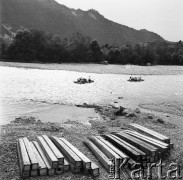 25-30.05.1971, Szczawnica, Polska
 Tratwy z turystami na Dunajcu, w tle panorama gór.
 Fot. Jarosław Tarań, zbiory Ośrodka KARTA [71-114]
   
