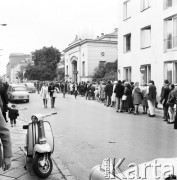 Wrzesień 1971, Warszawa, Polska.
 Kolejka oczekujących na wstęp na wystawę kiczów.
 Fot. Jarosław Tarań, zbiory Ośrodka KARTA [71-141]
   
