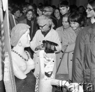 Wrzesień 1971, Warszawa, Polska.
 Zwiedzający wystawę kiczów.
 Fot. Jarosław Tarań, zbiory Ośrodka KARTA [71-141]
   
