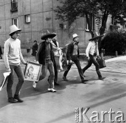 Wrzesień 1971, Warszawa, Polska.
 Młodzi artyści niosący eksponaty na wystawę kiczów.
 Fot. Jarosław Tarań, zbiory Ośrodka KARTA [71-140]
   
