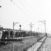 11.10.1971, Warszawa, Polska.
 Peron dworca kolejowego Warszawa Wileńska, pasażerowie kolejki dojeżdżający do pracy z Tłuszcza.
 Fot. Jarosław Tarań, zbiory Ośrodka KARTA [71-187]
   
