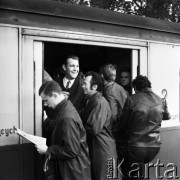 11.10.1971, Tłuszcz, Polska
 Godzina 6 rano, peron dworca kolejowego, pasażerowie kolejki dojeżdżający do pracy w Warszawie.
 Fot. Jarosław Tarań, zbiory Ośrodka KARTA [71-187]
   
