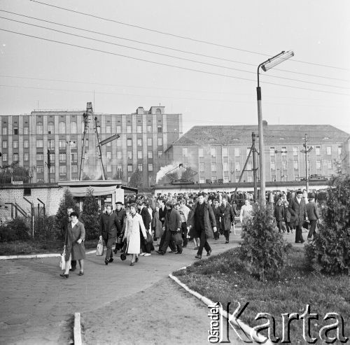 11.10.1971, Warszawa, Polska.
 Okolice dworca kolejowego Warszawa Wileńska, pasażerowie kolejki dojeżdżający do pracy z Tłuszcza.
 Fot. Jarosław Tarań, zbiory Ośrodka KARTA [71-187]
   
