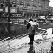 1971, Warszawa, Polska.
Kobieta z koszem na plecach, oryginalny podpis