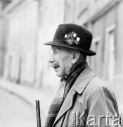 Wrzesień 1971, Srebrna Góra k/Wałbrzycha, Polska
Mężczyzna w kapeluszu, portret.
Fot. Jarosław Tarań, zbiory Ośrodka KARTA [71-148]
 
