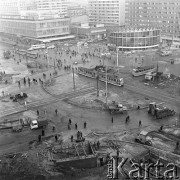 Kwiecień 1971, Warszawa, Polska.
 Budowa ronda na skrzyżowaniu Alej Jerozolimskich i Marszałkowskiej, w tle z prawej budynek banku PKO - Rotunda, z lewej Domy Towarowe Centrum.
 Fot. Jarosław Tarań, zbiory Ośrodka KARTA [71-167]
   
