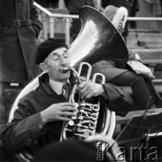 17.10.1971, Warszawa, Polska.
Amatorska orkiestra dęta, mężczyzna z trąbą.
Fot. Jarosław Tarań, zbiory Ośrodka KARTA [71-172]
 
