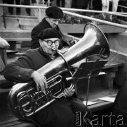 17.10.1971, Warszawa, Polska.
Amatorska orkiestra dęta, mężczyzna z trąbą.
Fot. Jarosław Tarań, zbiory Ośrodka KARTA [71-172]
 
