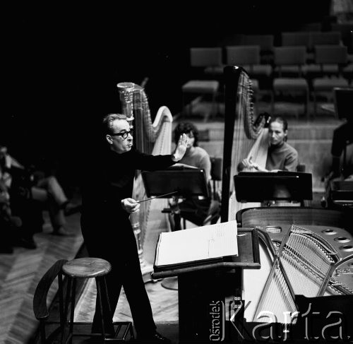 17.09.1971, Warszawa, Polska.
 Filharmonia Narodowa, próba orkiestry, dyryguje A. Rowicki, w tle harfistki.
 Fot. Jarosław Tarań, zbiory Ośrodka KARTA [71-161]
   
