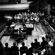 17.09.1971, Warszawa, Polska.
 Filharmonia Narodowa, próba chóru i orkiestry, dyryguje A. Rowicki.
 Fot. Jarosław Tarań, zbiory Ośrodka KARTA [71-161]
   
