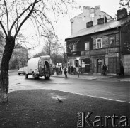 21.10.1971, Warszawa, Polska.
Drewniana zabudowa w okolicach ulicy Stalowej, ulicą przejeżdża samochód do wywozu śmieci.
Fot. Jarosław Tarań, zbiory Ośrodka KARTA [71-100]
 
