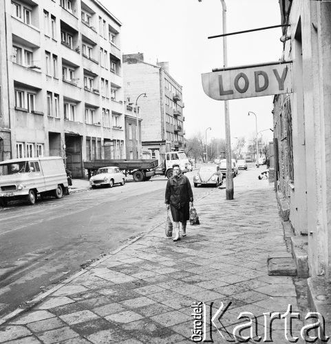 21.10.1971, Warszawa, Polska.
 Stara Praga, okolice ulicy Stalowej, a prawej szyld lodziarni.
 Fot. Jarosław Tarań, zbiory Ośrodka KARTA [71-100]
   
