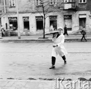 21.10.1971, Warszawa, Polska.
Stara Praga, okolice ulicy Stalowej, chłopiec z bułkami.
Fot. Jarosław Tarań, zbiory Ośrodka KARTA [71-100]
 
