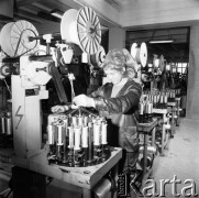 Kwiecień 1971, Bielsko Biała, Polska
 Bielska Fabryka Lin, hala produkcyjna.
 Fot. Jarosław Tarań, zbiory Ośrodka KARTA [71-112]
   
