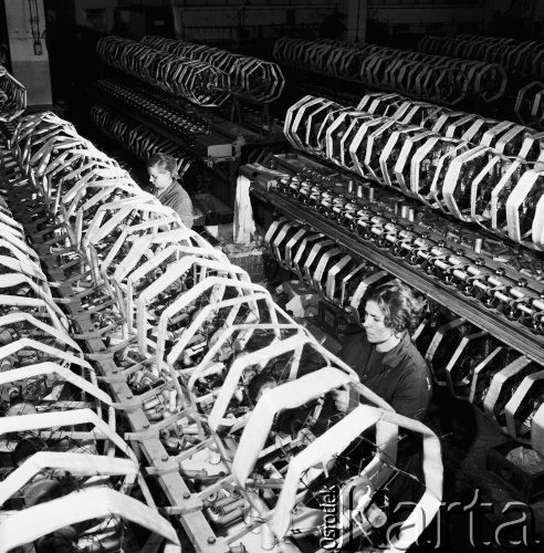 27.12.1971, Milanówek k. Warszawy, Polska
 Zakłady Jedwabnicze, hala produkcyjna.
 Fot. Jarosław Tarań, zbiory Ośrodka KARTA [71-122]
   
