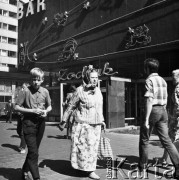 Sierpień 1971, Warszawa, Polska.
Pasaż na Domami Towarowymi Centrum, bar Zodiak.
Fot. Jarosław Tarań, zbiory Ośrodka KARTA [71-190]
 
