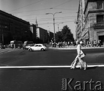 Sierpień 1971, Warszawa, Polska.
Plac Konstytucji, modnie ubrana dziewczyna.
Fot. Jarosław Tarań, zbiory Ośrodka KARTA [71-190]
 
