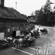 25-30.05.1971, Szczawnica, Polska
 Kuracjusze na przejażdżce dorożkami.
 Fot. Jarosław Tarań, zbiory Ośrodka KARTA [71-171]
   
