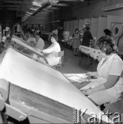 Listopad 1971, Gorzów Wielkopolski, Polska
 Zakłady Jedwabnicze, hala produkcyjna.
 Fot. Jarosław Tarań, zbiory Ośrodka KARTA [71-130]
   
