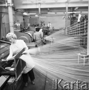 Listopad 1971, Gorzów Wielkopolski, Polska
 Zakłady Jedwabnicze, hala produkcyjna.
 Fot. Jarosław Tarań, zbiory Ośrodka KARTA [71-131]
   
