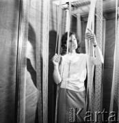 10.08.1971, Łódź, Polska
 Fabryka Koronek, pracownica prezentująca wyroby zakładu.
 Fot. Jarosław Tarań, zbiory Ośrodka KARTA [71-113]
   
