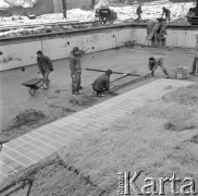 3.03.1972, Warszawa, Polska.
Skarpa Puławska - budowa basenów.
Fot. Jarosław Tarań, zbiory Ośrodka KARTA [72-92]
 
