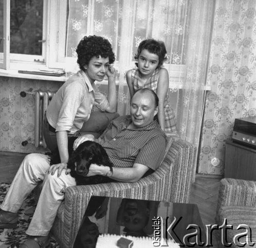 30.06.1972, Warszawa, Polska.
Lidia Korsakówna i Kazimierz Brusikiewicz, aktorskie małżeństwo z córką i psem.
Fot. Jarosław Tarań, zbiory Ośrodka KARTA [72-64]
 
