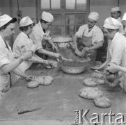 5.03.1972, Warszawa - Wilanów, Polska
Zakłady Garmażeryjne, produkcja kaszanki.
Fot. Jarosław Tarań, zbiory Ośrodka KARTA [72-177]
 
