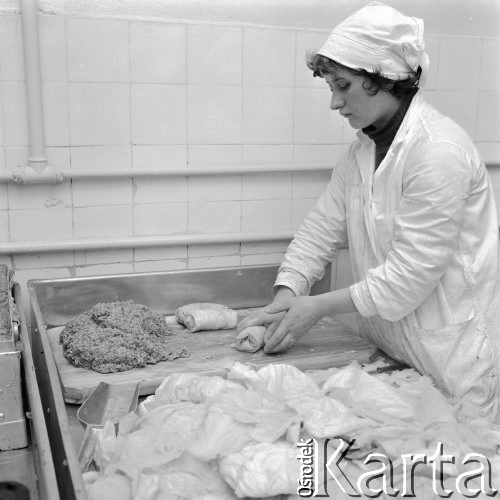 5.03.1972, Warszawa - Wilanów, Polska
Zakłady Garmażeryjne, pracownica przygotowująca gołąbki.
Fot. Jarosław Tarań, zbiory Ośrodka KARTA [72-40]
 
