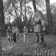 20.06.1972, Swarzędz, Polska
Skansen w Swarzędzu, harcerze oglądający ule.
Fot. Jarosław Tarań, zbiory Ośrodka KARTA [72-109]
 
