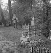 20.06.1972, Swarzędz, Polska
Skansen w Swarzędzu, drewniane ule.
Fot. Jarosław Tarań, zbiory Ośrodka KARTA [72-109]
 
