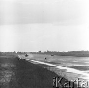 16.06.1972, Mińsk Mazowiecki, Polska
 Dwa startujące myśliwce i trzy bociany.
 Fot. Jarosław Tarań, zbiory Ośrodka KARTA [72-12]
   
