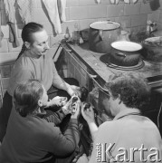 27.03.1972, Kadzidło okolice, Kurpie, Polska
Kurpiowskie pisanki.
Fot. Jarosław Tarań, zbiory Ośrodka KARTA [72-187]
 

