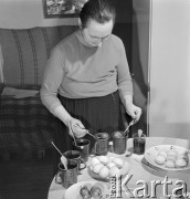 27.03.1972, Kadzidło okolice, Kurpie, Polska
 Kurpiowskie pisanki.
 Fot. Jarosław Tarań, zbiory Ośrodka KARTA [72-91]
   
