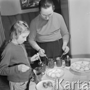 27.03.1972, Kadzidło okolice, Kurpie, Polska
Kurpiowskie pisanki.
Fot. Jarosław Tarań, zbiory Ośrodka KARTA [72-91]
 
