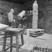 17.08.1972, Polska
Pomnik Mikołaja Kopernika w pracowni rzeźbiarskiej, z lewej popiersie Włodzimierza Lenina.
Fot. Jarosław Tarań, zbiory Ośrodka KARTA [72-23]
 
