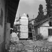 17.08.1972, Polska
Pomnik Mikołaja Kopernika w pracowni rzeźbiarskiej.
Fot. Jarosław Tarań, zbiory Ośrodka KARTA [72-23]
 
